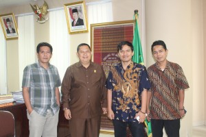 Panitia KMAN V dan Ketua DPRD Kota Medan: Alfi Syahrin (SC), Hendry Jhon Hutagalung( Ketua DPRD Kota Medan), Saurlin Siagian (SC), Harun Nuh (OC I)